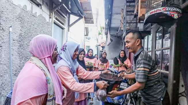 Jaga Ketahanan Pangan, Mak Ganjar Tanam Bibit Pohon Cabai Sambil Ngabuburit