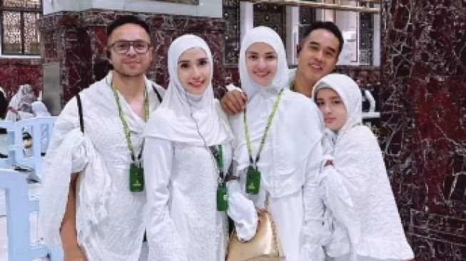 Potret Mikhayla dan Nia Ramadhani Umrah (Instagram/@ramadhaniabakrie)