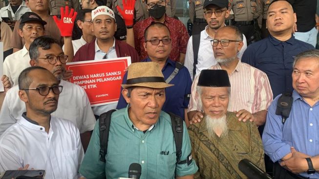 Desak Firli Mundur, Eks Komisioner dan Penyidik KPK serta Aktifis Antikorupsi Serahkan Berkas ke Dewas