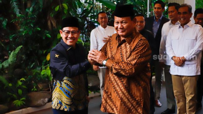 Ketua Umum Partai Gerindra Prabowo Subianto (kanan) bersama dengan Ketua Umum PKB Muhaimin Iskandar (kiri) berjabat tangan sebelum mengikuti rapat tertutup di Jakarta, Senin (10/4/2023). [Suara.com/Alfian Winanto]