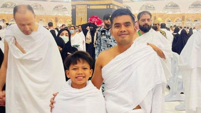 Potret Farel Prayoga Umrah di Bulan Ramadan (Instagram/@farel.oslo)