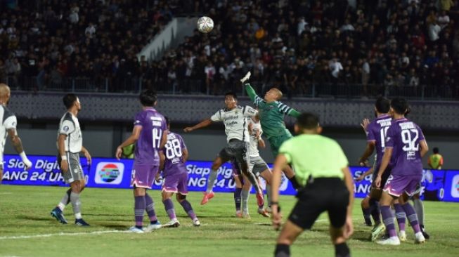 Laga Persita Tangerang vs Persib Bandung dalam lanjutan BRI Liga 1 2022-2023 di Stadion Indomilk Arena, Minggu (9/4/2023) malam WIB. [Persib]
