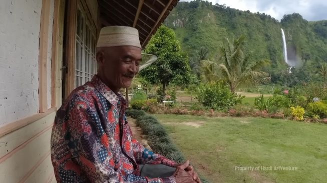 Rumah Abah Jajang yang Viral dengan Pemandangan Curug Citambur (YouTube/Hardi ArtVenture)