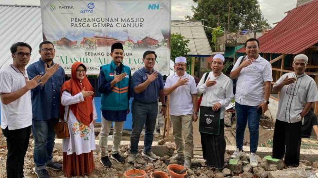 Foto bersama Direktur PT SMA, Yulian Warman (keempat dari kanan), bersama Vice President Governance, Risk Management, Compliance & Corporate Secretary Asuransi Astra Syariah, Djoko Nugroho Anindito (tengah), beserta Environment, Health, Safety, Social Responsibility and Sustainability Management Department Head FIFGROUP, Charles DW Simaremare (kedua dari kanan), Direktur Program LAZ Nurul Hayat, Kholaf Hibatullah (keempat dari kiri), Anggota Dewan Perwakilan Rakyat (DPRD) Cianjur, Sinta Dewi Yuniarti (ketiga dari kiri), dan AMITRA Financing Marketing Area 2 Sub Department Head, Doni Prajudi (ketiga dari kanan) di lokasi pembangunan Masjid Al-Mutaqien yang berlokasi di Kampung Wargaluyu, Desa Nagrak, Cianjur, Jawa Barat [FIFGROUP].