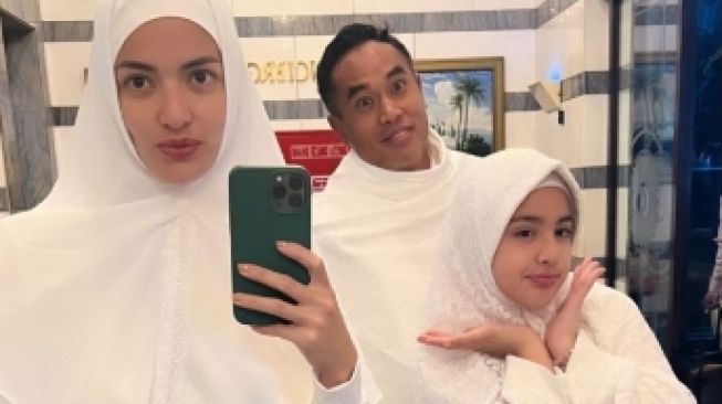 Potret Mikhayla dan Nia Ramadhani Umrah (Instagram/@ramadhaniabakrie)