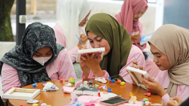 Eksplorasi Minat dan Bakat Perempuan Milenial Sukabumi Dengan Seni Lukis Kaligrafi