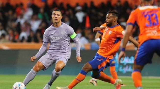 Cristiano Ronaldo Bikin Heboh, Balas DM Instagram Netizen Indonesia