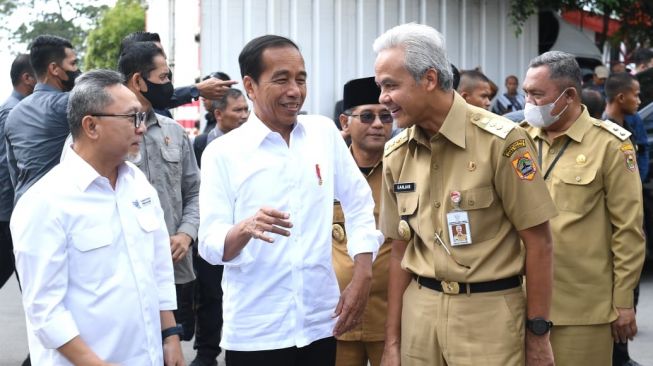 Presiden Jokowi tampak tengah bercengkrama dengan Gubernur Jawa Tengah Ganjar Pranowo dan Menteri Perdagangan (Mendag) Zulkifli Hasan atau Zulhas di Pasar Cepogo, Kabupaten Boyolali, Provinsi Jawa Tengah, Senin (10/4/2023). (Kris - Biro Pers Sekretariat Presiden)