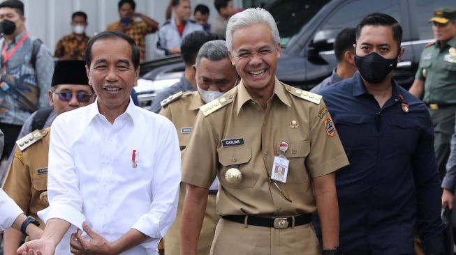 Tinjau Pasar di Boyolali, Ganjar Mesra Semobil Bareng Jokowi