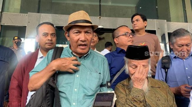 Mantan Wakil Ketua KPK Saut Sitomorang dimarahi Dewas KPK saat laporkan Firli Bahuri atas dugaan pelanggaran etik. (Suara.com/Yaumal) 