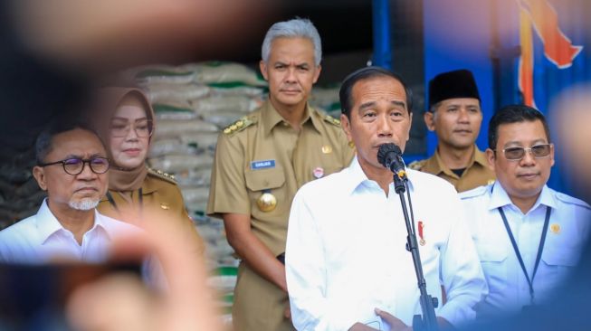 Momen Presiden Jokowi Kenalkan Mendag Zulhas, Warga Malah Teriak Ganjar