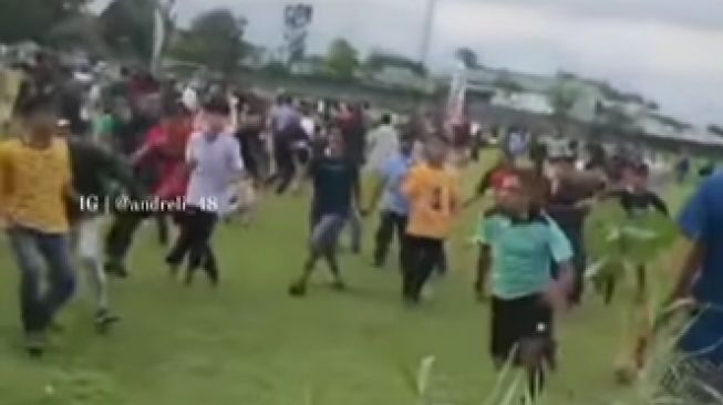 Viral Pemain Sepakbola Tarkam Dikeroyok Suporter hingga Lari ke Sawah di Jember