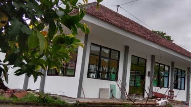 Alasan Pekerja Mencoret Kaca Jendela dengan Tanda Centang di Rumah Baru