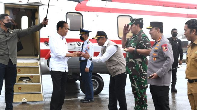 Presiden Jokowi usai mendarat di Pelabuhan Indah Kiat, Cilegon, Banten, Rabu (11/4/2023). (Kris - Biro Pers Sekretariat Presiden)