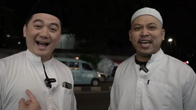 14 Potret Chef Arnold Pakai Gamis dan Peci Demi Makan Sahur di Angkringan, OTW Login?