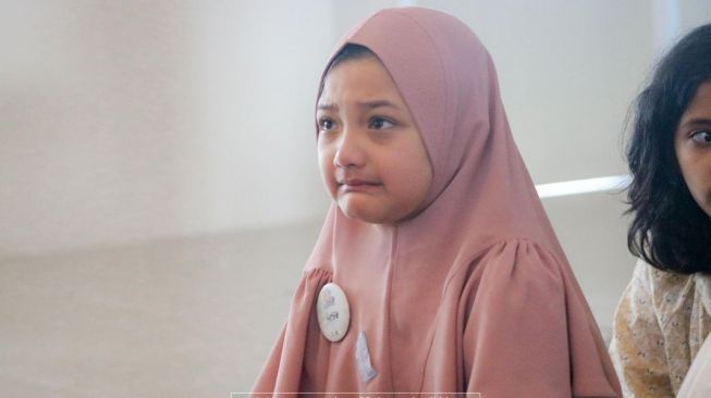 Arsy Hermansyah nangis saat ikut pesantren kilat. [Instagram]