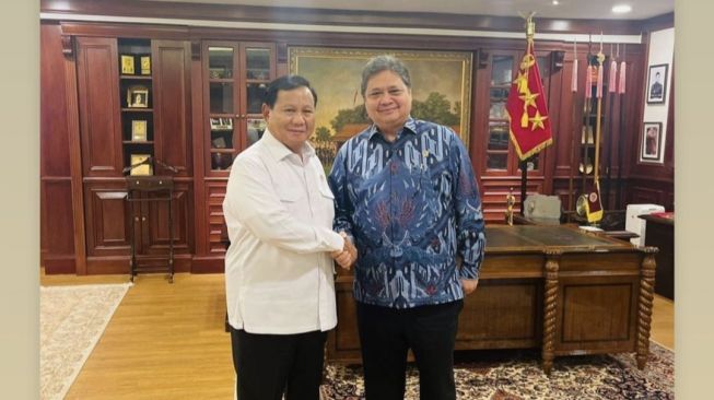 Menteri Koordinator bidang Perekonomian yang juga Ketum Partai Golkar Airlangga Hartarto menyambangi Menhan Prabowo Subianto di Kementerian Pertahanan pada Selasa (11/4/2023) sore. (ist)