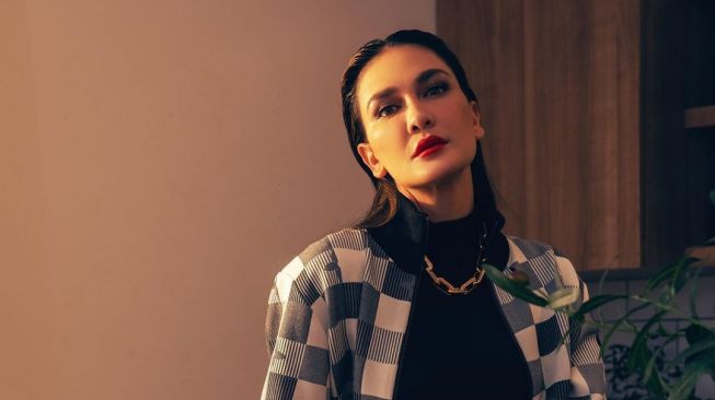 Jadi Model Tas Branded, Kecantikan Luna Maya Disanjung Netizen