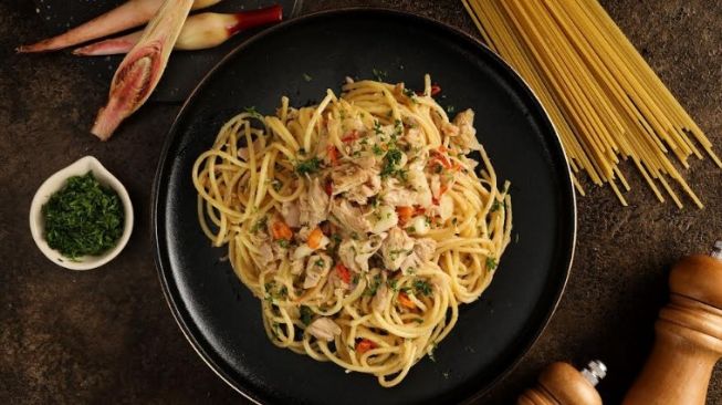 Kehabisan Ide Menu Buka Puasa? Coba Resep Spaghetti Aglio Olio Kecombarang Tuna Simpel Banget