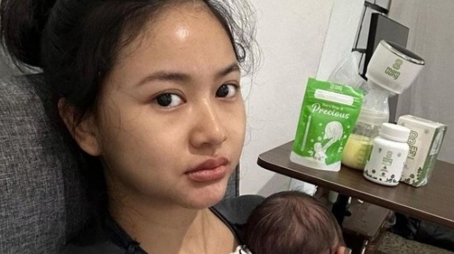 Adinda Azani Pamer Foto Gendong Anak Tanpa Makeup, Netizen Bawa-bawa Gita Savitri