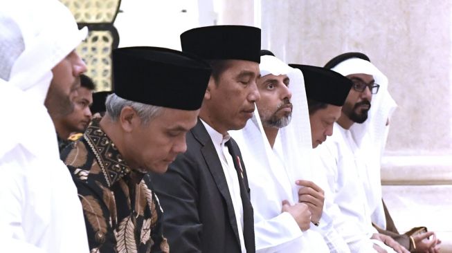 Momen Jokowi Salat Tarawih Berjemaah Bareng Ganjar Pranowo di Masjid Syekh Al Zayed Solo