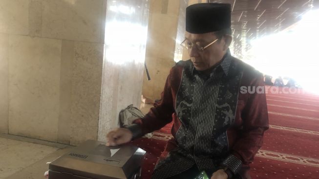 Kabag SDM dan Humas Masjid Istiqal, Ismail Cawidu membongkar aksi penipuan modus QRIS di kotak amal. (Suara.com/Faqih)