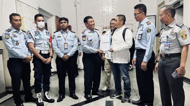 Mantan Ketua Umum Partai Demokrat Anas Urbaningrum (ketiga kanan) berfoto bersama jajaran Lembaga Permasyarakatan sebelum keluar dari Lapas Sukamiskin, Bandung, Selasa (11/4). [NTARA FOTO/Ridhwan Siregar].