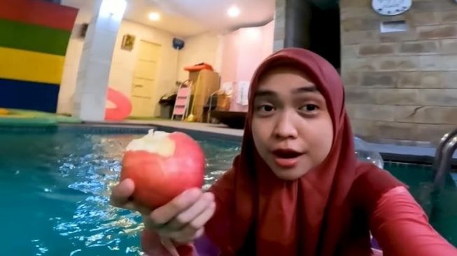 Konten Sahur di Kolam Renang Sepi Penonton, Ria Ricis Dicibir Warganet: Unfaedah