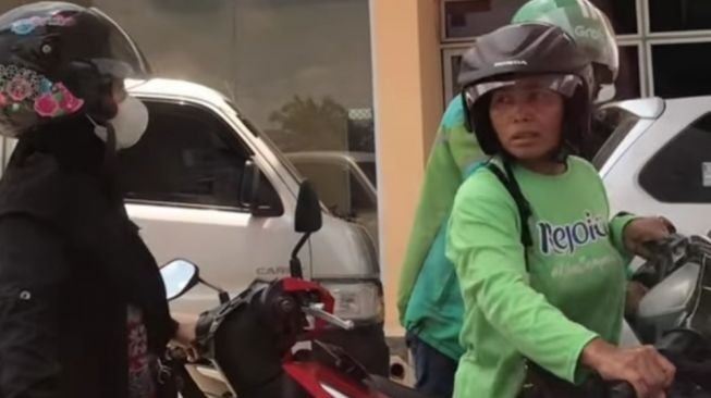 Antreannya Diserobot, Emak-Emak Ribut di SPBU, Netizen: Lawan yang Sepadan