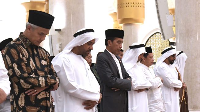 Presiden Joko Widodo atau Jokowi melaksanakan salat tarawih berjemaah di Masjid Raya Sheikh Zayed, Kota Surakarta, Jawa Tengah, Senin (10/4/2023). (Kris - Biro Pers Sekretariat Presiden)