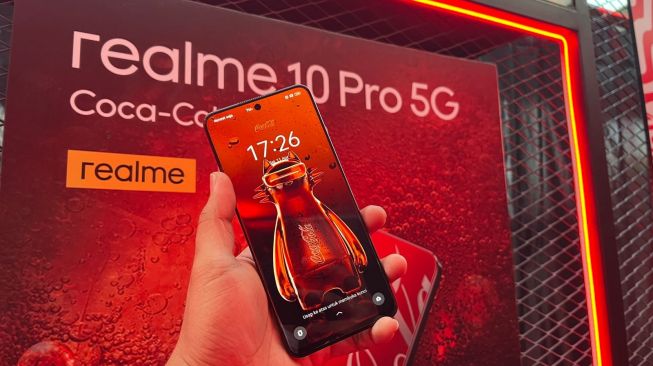 Realme 10 Pro 5G Cola Cola Edition resmi diluncurkan ke Indonesia pada Selasa (11/4/2023). [Suara.com/Dicky Prastya]