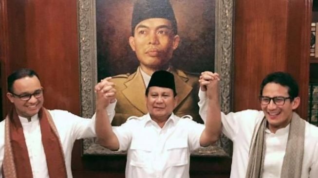 Wakil Ketua Dewan Pembina Partai (DPP) Gerindra, Sandiaga Uno dan Anies Baswedan bersama Ketua Umum Partai Gerindra, Prabowo Subianto, pada masa-masa Pilgub 2017. [Facebook/Prabowo Subianto]