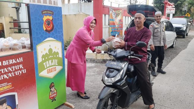 CIANJUR: Kapolsek Sukaluyu Bersama Bhayangkari Bagikan Takjil Buka Puasa