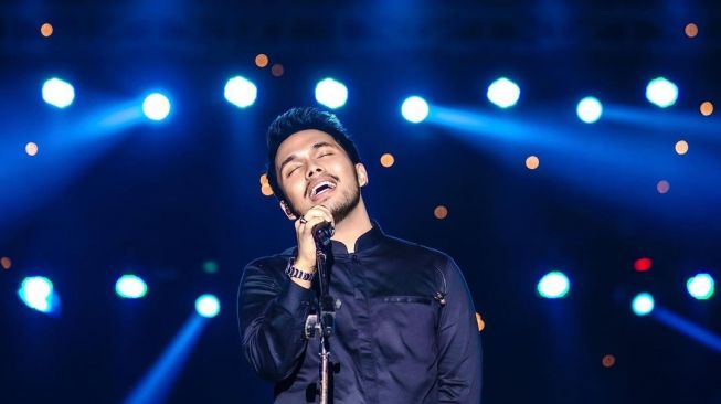 Thariq Halilintar Gelar Konser Perdana Dihadiri Fuji, Warganet Salfok: Mic di Mana Nyanyinya ke Mana