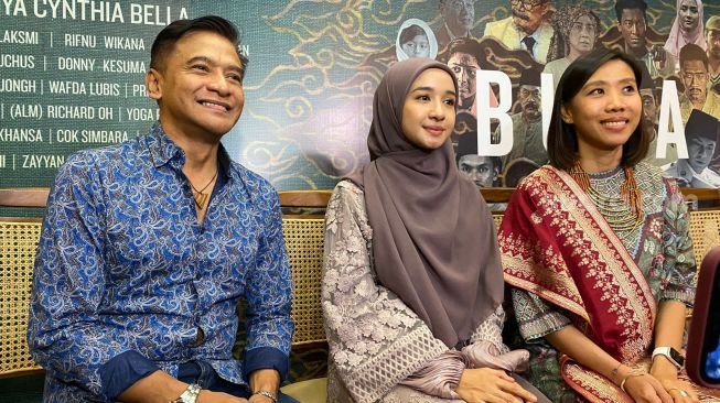 (Dari kiri ke kanan) Donny Damara, Laudya Cynthia Bella, dan Frederica selaku produser Falcon Pictures, dalam jumpa pers jadwal perilisan film Buya Hamka di kawasan Senayan, Jakarta Pusat, Rabu (12/4/2023). [Tiara Rosana/Suara.com]