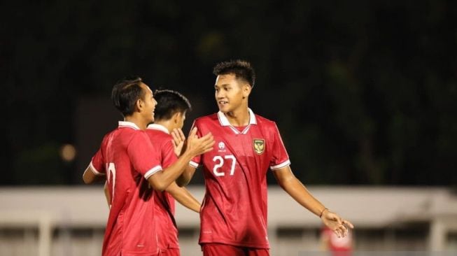 Penyerang timnas U-22 Titan Agung (kanan) merayakan gol yang dicetaknya pada pertandingan uji coba melawan Bhayangkara FC, yang berlangsung di Stadion Madya Gelora Bung Karno, Jakarta, Selasa (11/4/2023). (ANTARA/HO/PSSI)