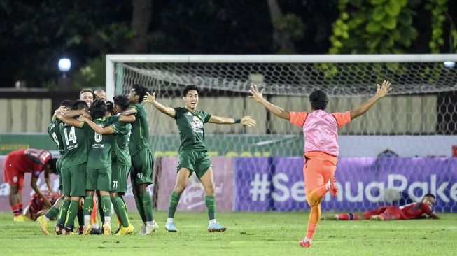 Pesepak bola Persebaya Surabaya meluapkan kegembiraan usai menang atas Arema FC dalam lanjutan Liga 1 di Stadion PTIK, Jakarta, Selasa (11/4/2023). Persebaya kalahkan Arema FC dengan skor akhir 1-0. ANTARA FOTO/M Risyal Hidayat/rwa.