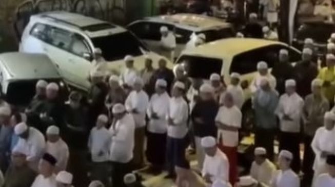 Penampakan Ribuan Warga Tarawih di Masjid Kramat Empang Bogor, Publik: Merinding