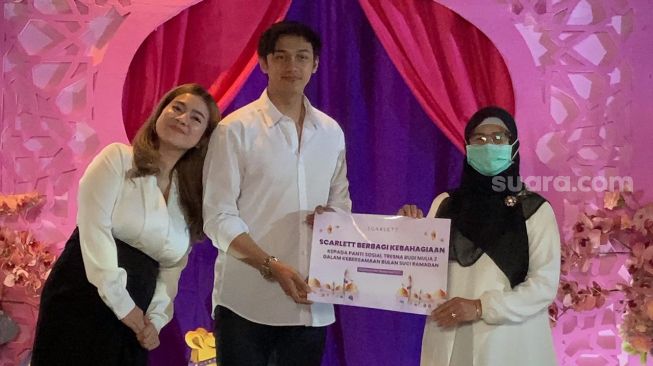 Felicya Angelista dan Immanuel Caesar Hito di kawasan Cikini, Jakarta Pusat pada Selasa (11/4/2023). [Suara.com/Adiyoga Priyambodo]