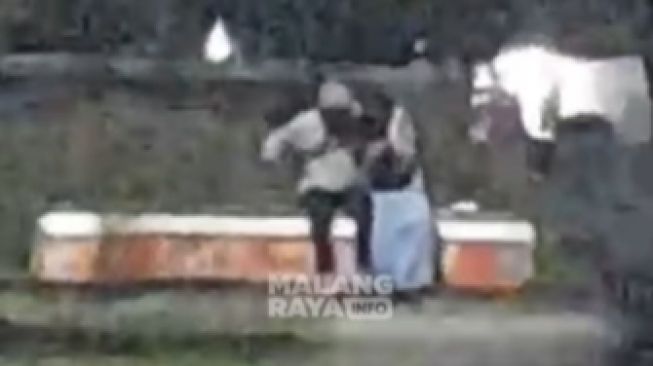 Lagi! Pasangan Muda-mudi Kepergok Mesum di Bangku Alun-alun Kota Malang