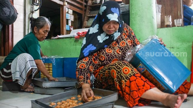 Pekerja menyelesaikan pembuatan kue kering di kawasan Kwitang, Jakarta, Rabu (12/4/2023). [Suara.com/Alfian Winanto]