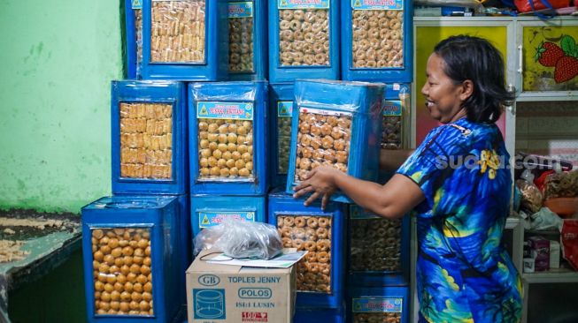 Pekerja menyelesaikan pembuatan kue kering di kawasan Kwitang, Jakarta, Rabu (12/4/2023). [Suara.com/Alfian Winanto]