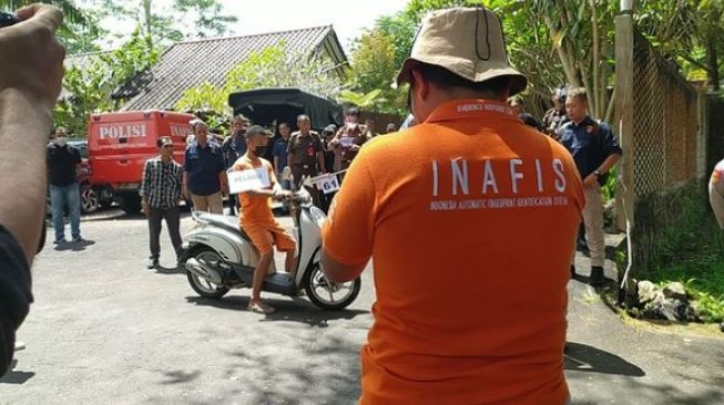 Dua Adegan Rekonstruksi Kasus Mutilasi Ayu Indraswari Digelar Di Area ...