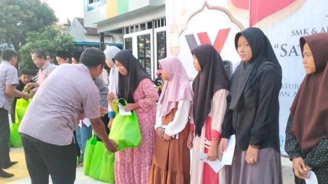 Wahana dan Paguyuban AHASS berbagi kebahagiaan kepada anak–anak yatim piatu menjelang Lebaran [PT WMS].