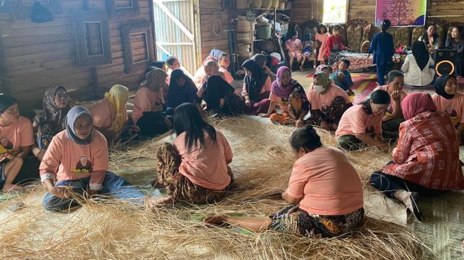 Dorong Kemajuan UMKM di Kabupaten Kapuas Lewat Pelatihan Pembuatan Anyaman dari Rotan