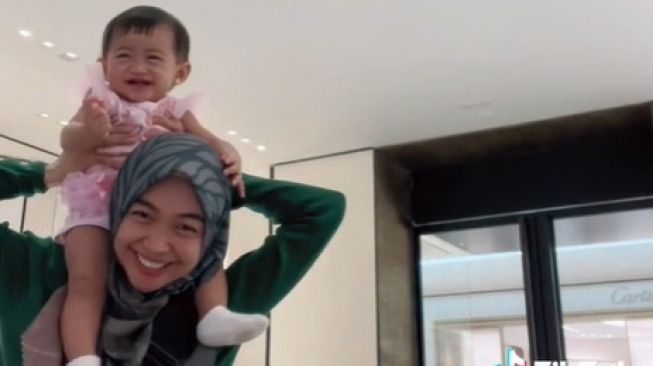 Ngomong Sendiri di Pojok Rumah, Moana Anak Ria Ricis Diklaim Bisa Lihat Makhluk Halus