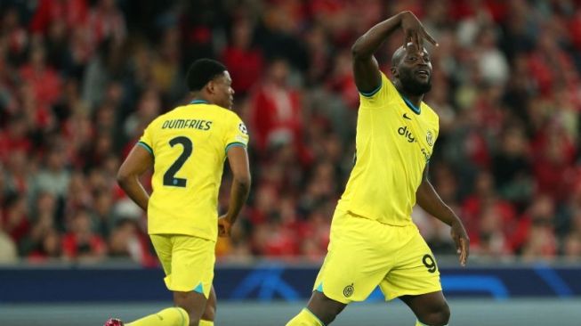 Selebrasi penyerang Inter Milan Romelu Lukaku setelah mencetak gol kedua timnya dalam pertandingan leg pertama perempat final Liga Champions lawan Benfica di Lisbon pada 12 April 2023. ANTARA/AFP/CARLOS COSTA