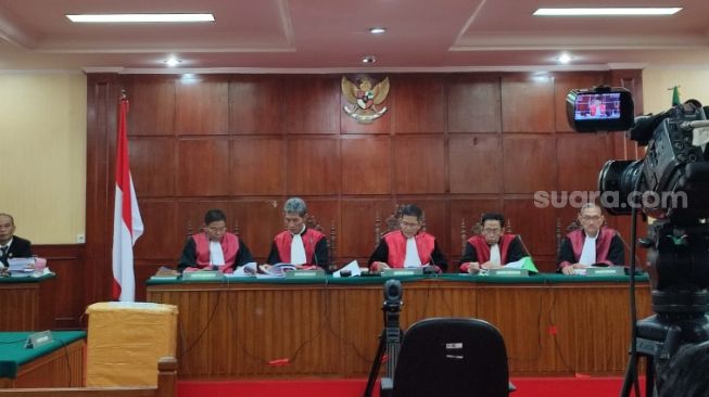 Sidang putusan banding Ferdy Sambo di Pengadilan Tinggi DKI Jakarta, Rabu (12/4/2023). (Suara.com/Rakha)