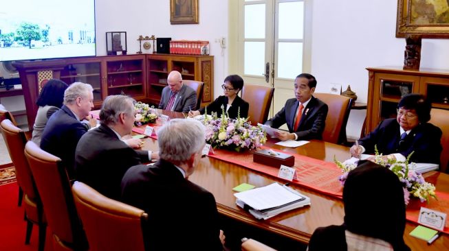 Presiden Joko Widodo atau Jokowi menerima kunjungan anggota kongres Amerika Serikat di Istana Merdeka, Jakarta, Rabu (12/4/2023). (Rusman - Biro Pers Sekretariat Presiden)