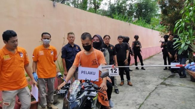 Suasana Rekonstruksi Mutilasi Ayu Indraswari, Pelaku Terbukti Lakukan Pembunuhan Berencana